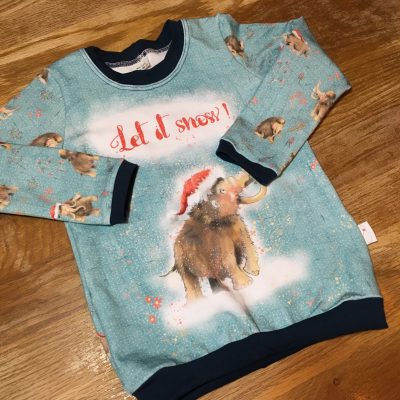 T-shirt Let it snow Met een olifant met een kerst muts op