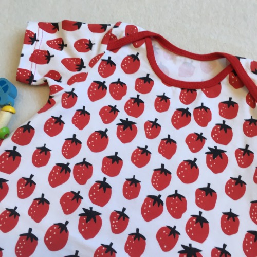 T-shirtjurk aardbeien met korte mouw met witte achtergrond