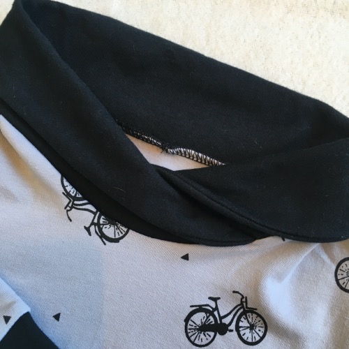Detail kraag trui met fietsen