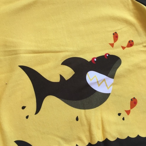 Detail: T-shirt haaien in stoere geel met bruine uitvoering, korte mouw