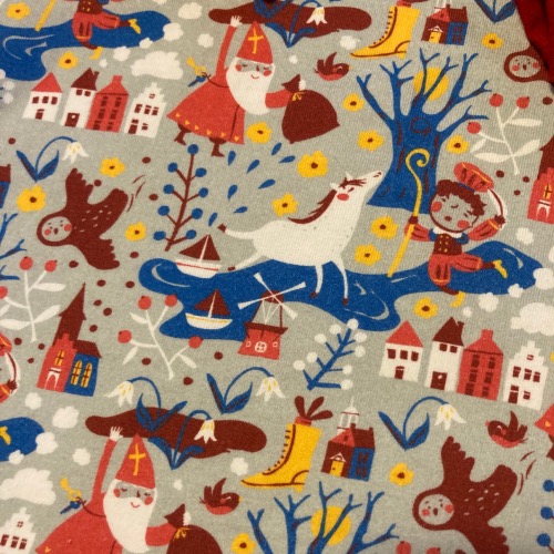 Sinterklaas stof op een grijze ondergrond met voornamelijk rood, bruin en blauwtinten